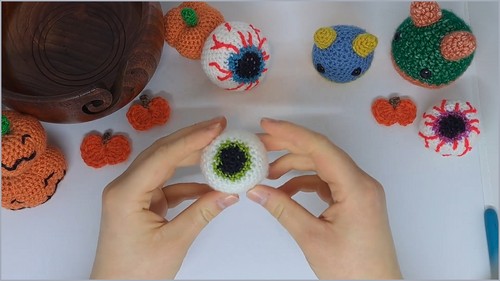Crochet Amigurumi eyeball 1
