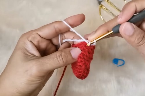 _Crochet Christmas Mittens 3